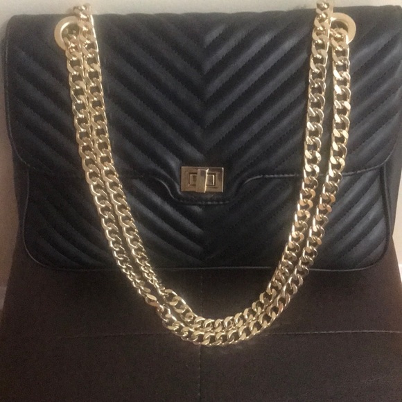 Steve Madden Handbags - Steven Madden Gold Link Black Shoulder Bag